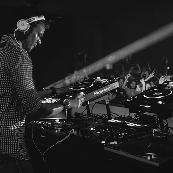 Michael Avenue delivering a captivating DJ performance in Hamburg, Germany.